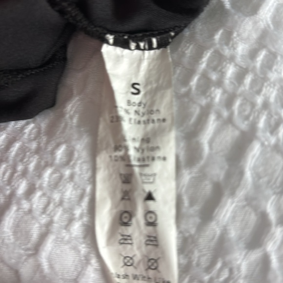 Halara crop top in black with built cami bra - Picture 3 of 3